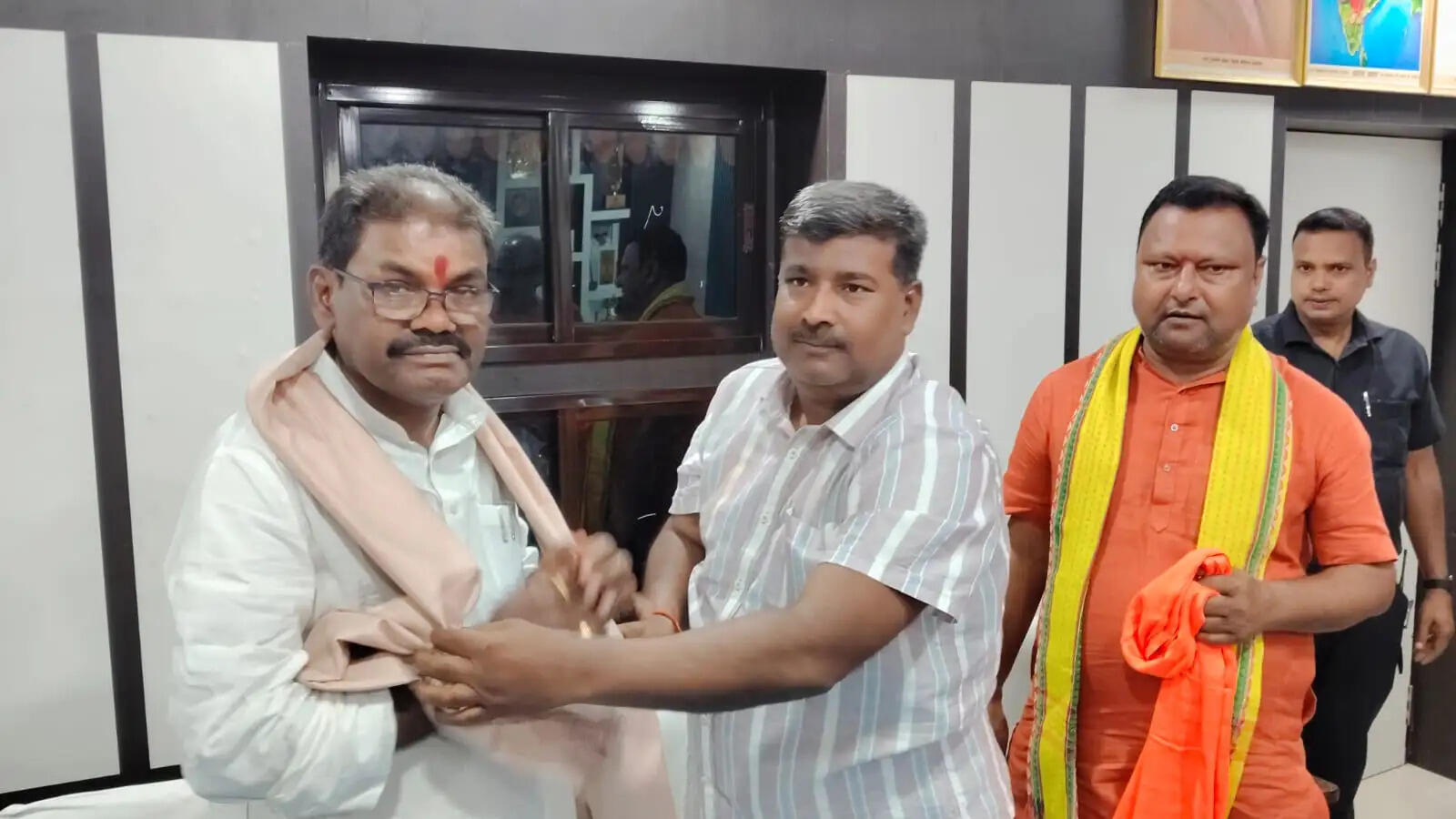 प्रभारी मंत्री का विद्या मंदिर में भाजपा कार्यकर्ताओं ने किया अभिनंदन
