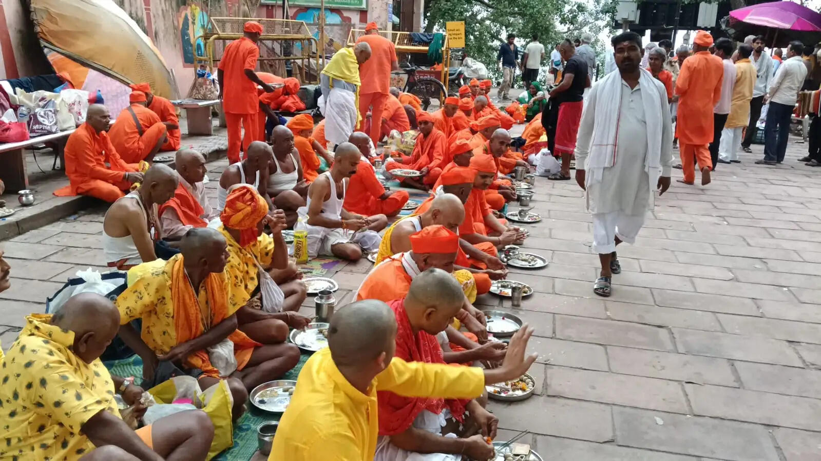 पितृपक्ष: प्रतिप्रदा श्राद्ध पर काशी में गंगा तट पर उमड़े श्रद्धालु,पूर्वजों का पिंडदान और तर्पण किया