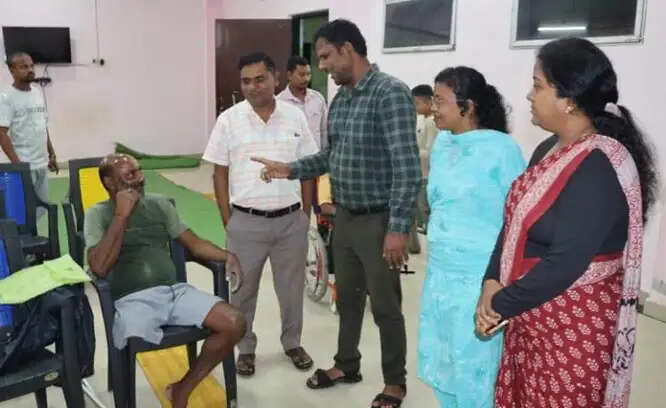 जिलास्तरीय शिविर में विशेषज्ञों ने दिव्यांगाें का किया परीक्षण, अगले माह मिलेंगे कृत्रिम अंग