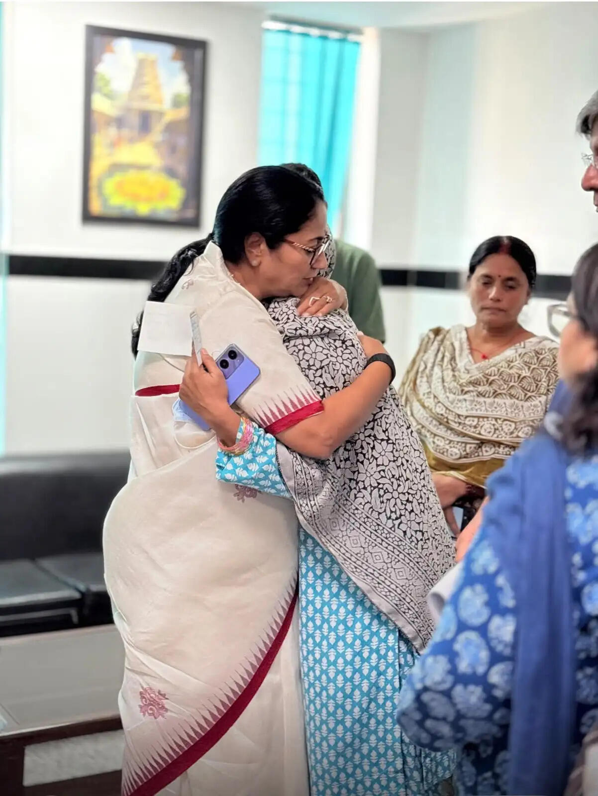 सत्य निकेतन हादसे में घायल छात्रों के परिजनों से एम्स में मिली मुख्यमंत्री, दिल्ली सरकार उठाएंगी इलाज का खर्च