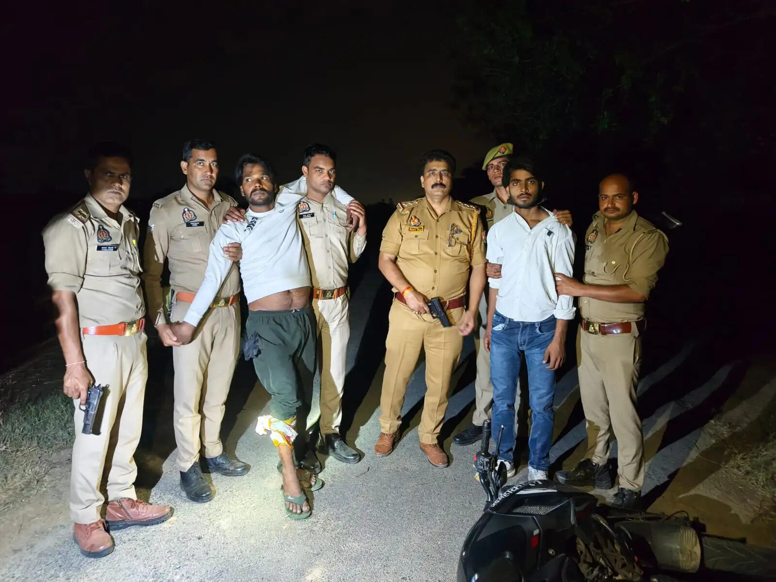 किराना व्यापारी से छिनैती की वारदात करने वाले बदमाश मुठभेड़ में गिरफ्तार, हथियार नगदी और बाइक बरामद