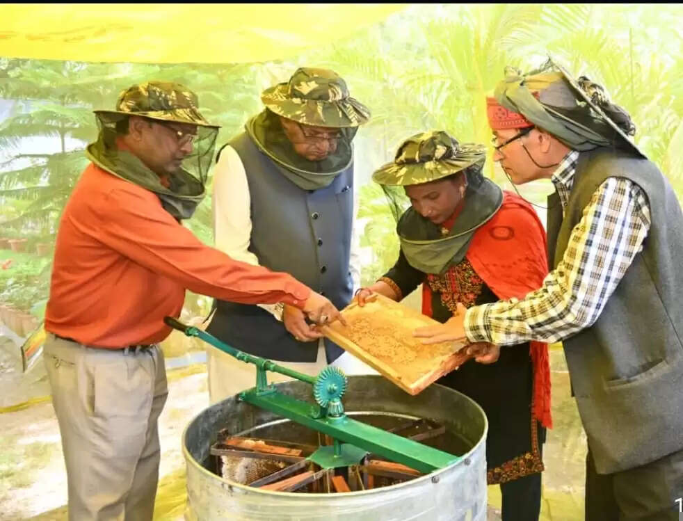 मंत्री गणेश जोशी ने आवास पर 30 बक्सों से निकला 60 किलोग्राम से अधिक शहद