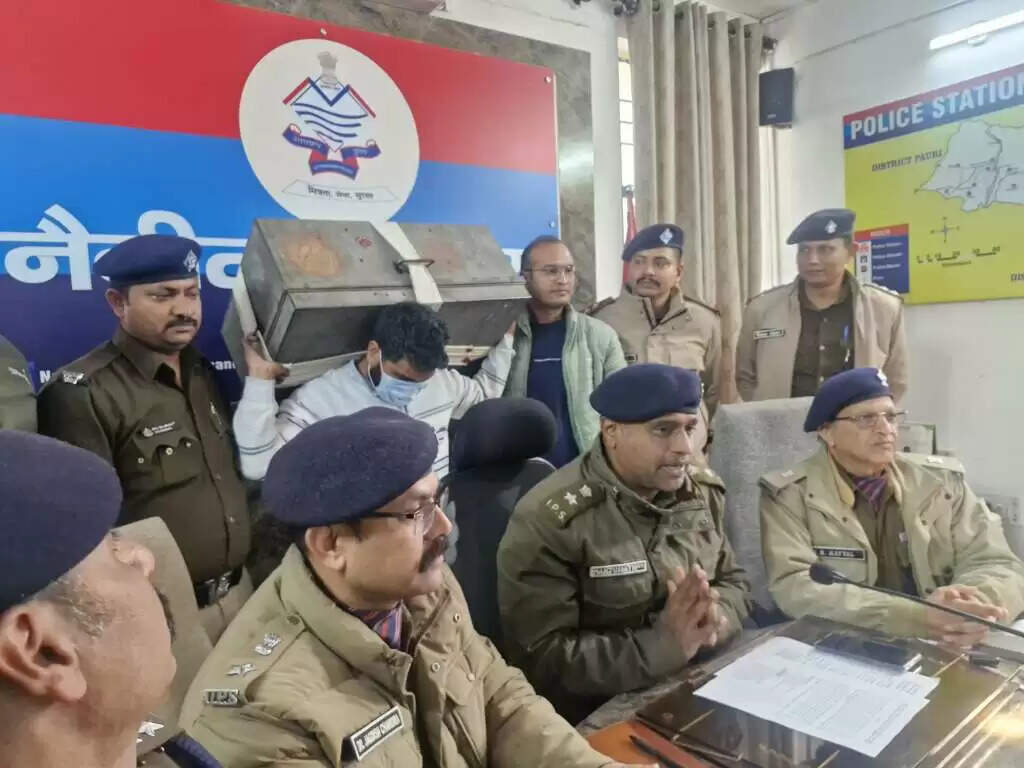 दिनदहाड़े चोरी का खुलासा, आराेपित गिरफ्तार