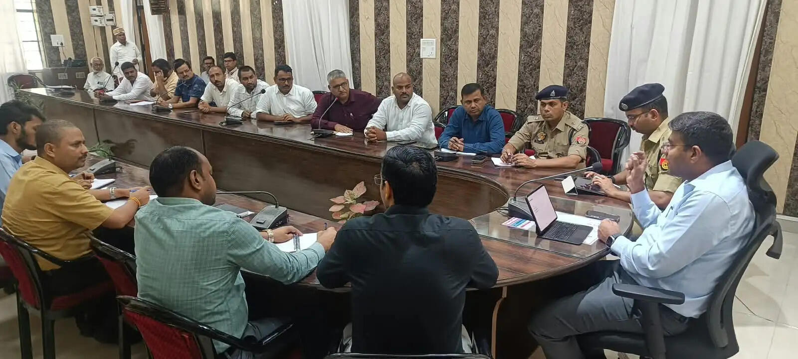 गोरखपुर में बिना रॉयल्टी के बालू खनन पर हाेगी सख्ती, जिलाधिकारी ने बैठक में दिये कार्रवाई के निर्देश-