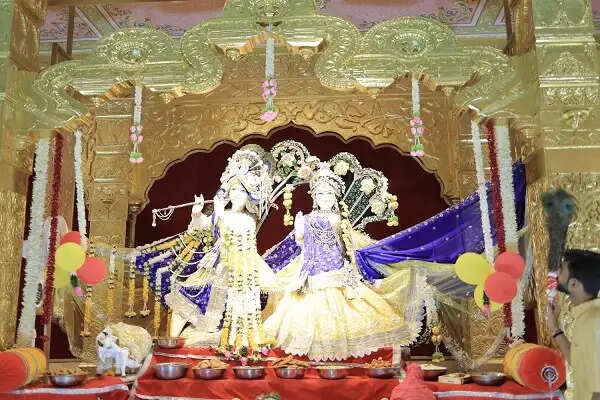 कुबेरेश्वरधाम में राधाष्टमी पर उमड़ा भक्तों का सैलाब, चांदी के कलशों से राधा-कृष्ण का महाभिषेक