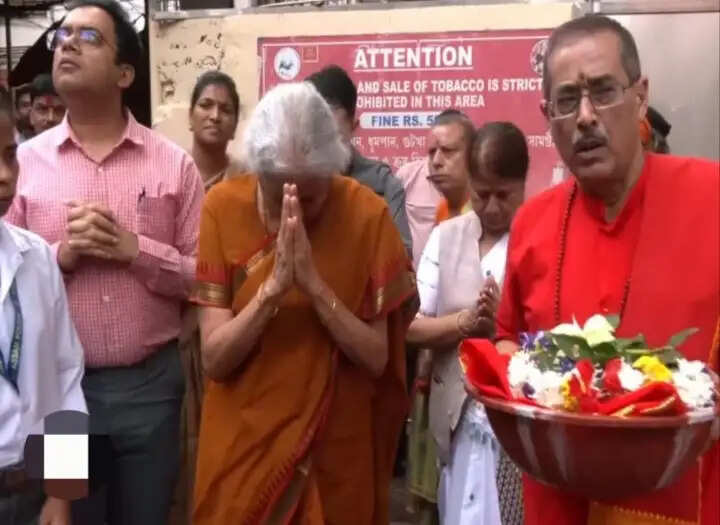 अंबुबासी से पूर्व कामाख्या धाम पहुंचीं निर्मला सीतारमण, मां कामाख्या का लिया आशीर्वाद