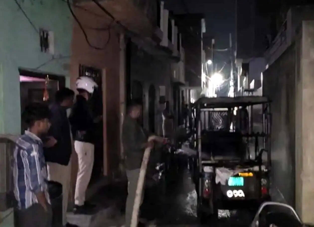 हांसी में दो जगह आग से लाखों का नुकसान, हार्डवेयर शोरूम का सामान जलकर राख