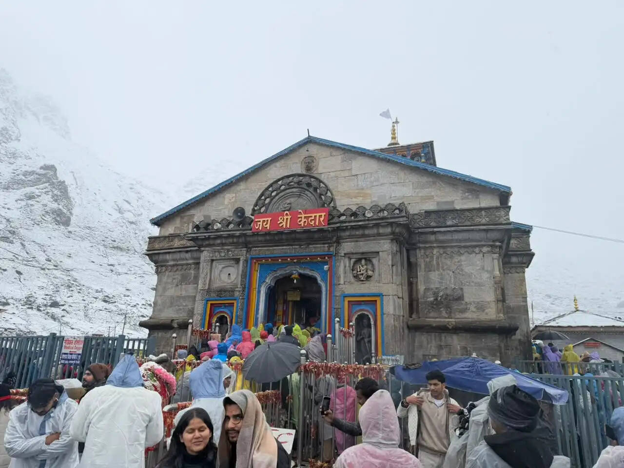 बर्फबारी और कड़ाके की ठंड के बीच केदारनाथ धाम पहुंच रहे श्रद्धालु, अब तक 18.60 लाख ने किए दर्शन