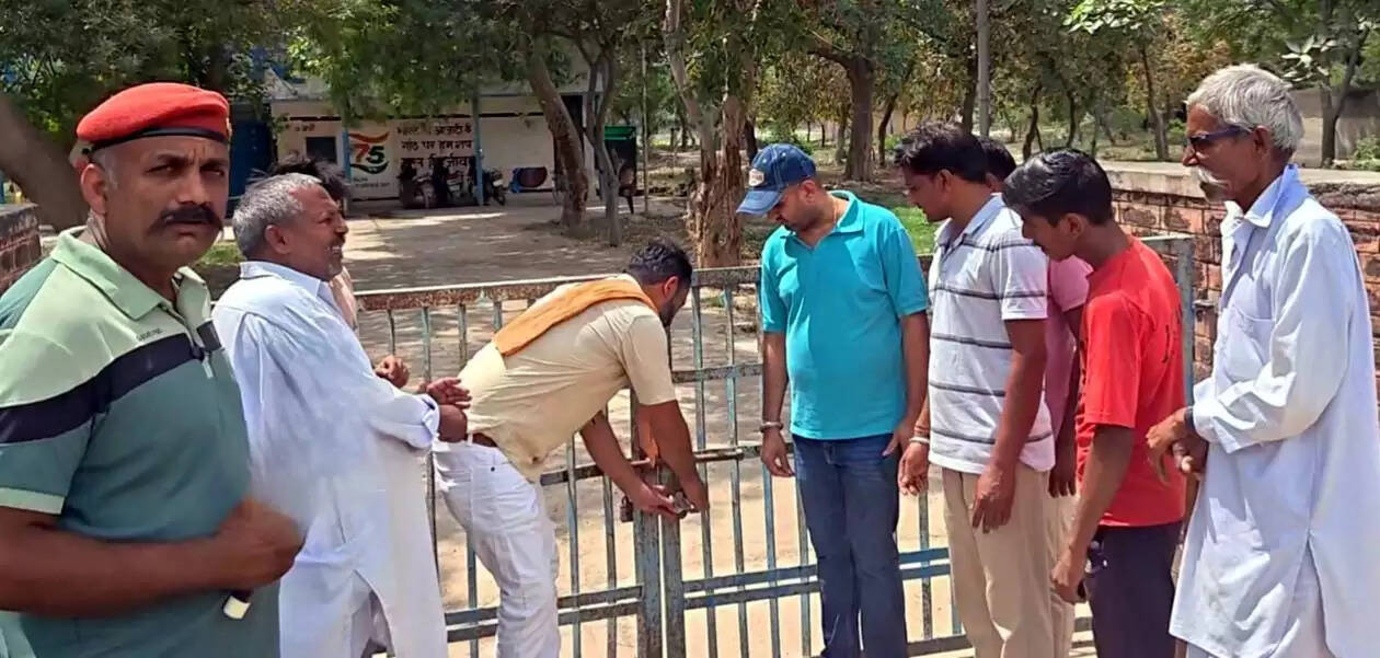 हांसी: कंवारी में खारे पानी से परेशान ग्रामीणों ने वाटर वर्क्स पर जड़ा ताला