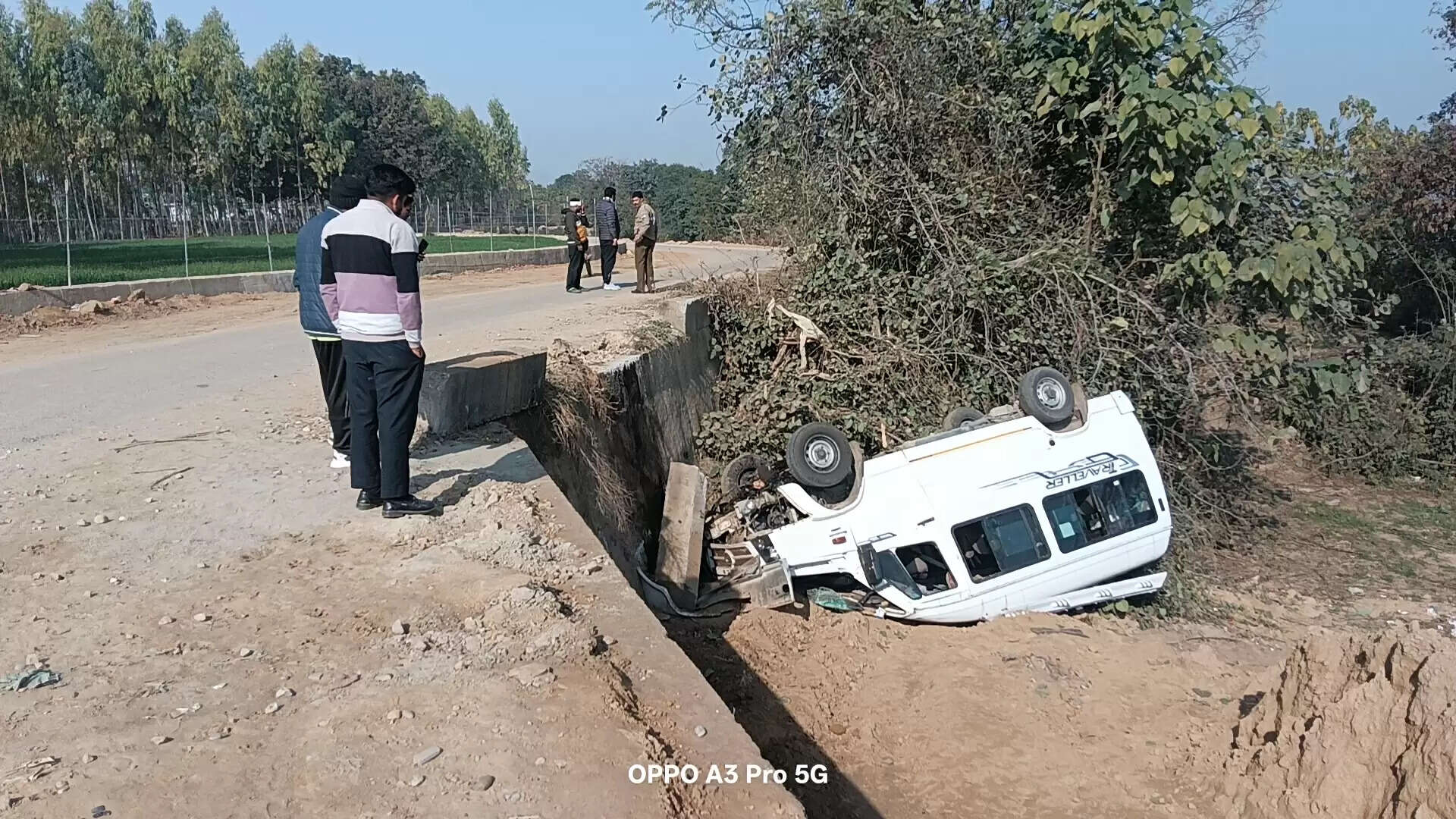 ऊना : कंपनी जा रहे कामगारों की गाड़ी पलटी, आठ घायल