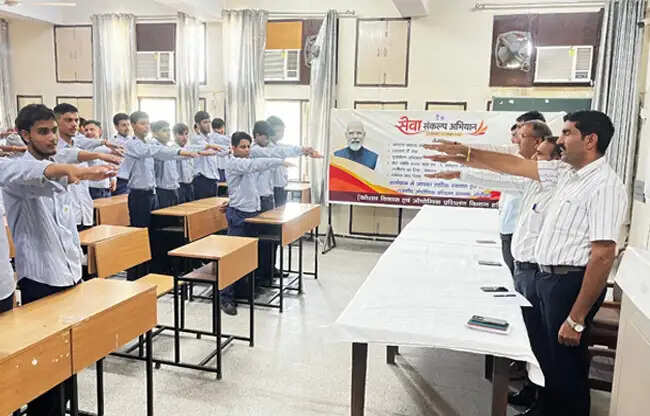 सोनीपत: विधायक कृष्णा गहलावत ने स्वच्छता और पौधारोपण का दिया संदेश