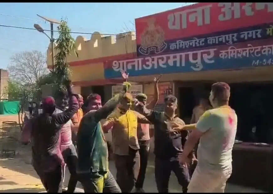 कानपुर में पुलिस जवानों —अफसरों ने मनायी होली, गाए फाग और उडाया गुलाल अबीर