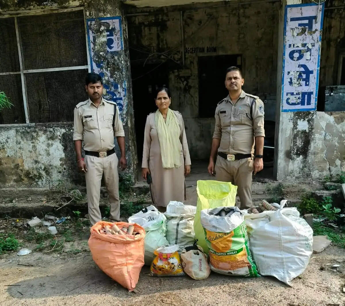 मुरैना में अवैध पटाखों पर पुलिस की कार्रवाई, 2.45 लाख रुपये की सामग्री जब्त