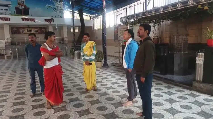 साईं मंदिर से दो किलो चांदी का छत्र व नगदी चोरी, पुलिस जांच में जुटी