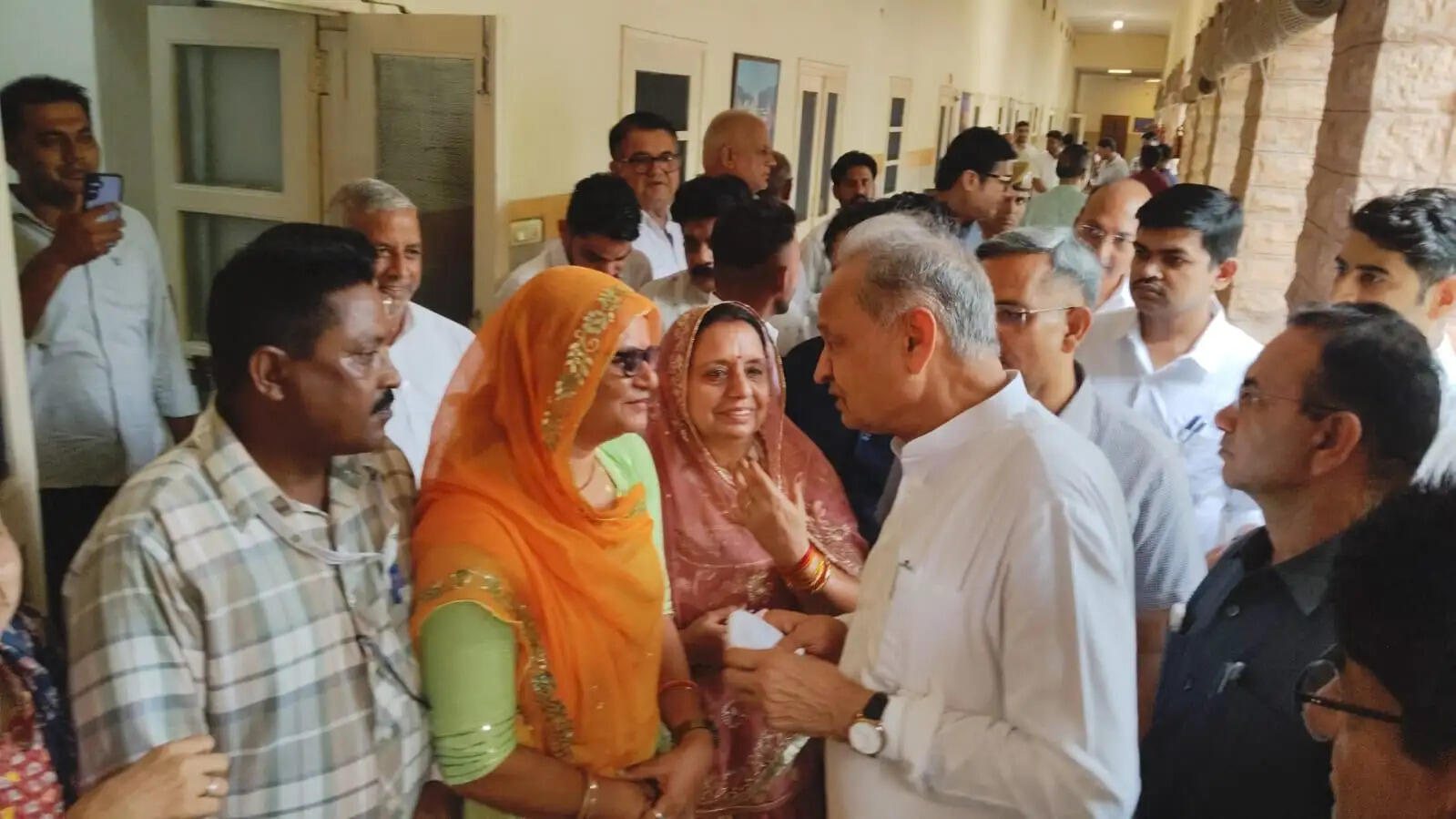 गहलोत से मिलने सर्किट हाउस में उमड़ी भीड़