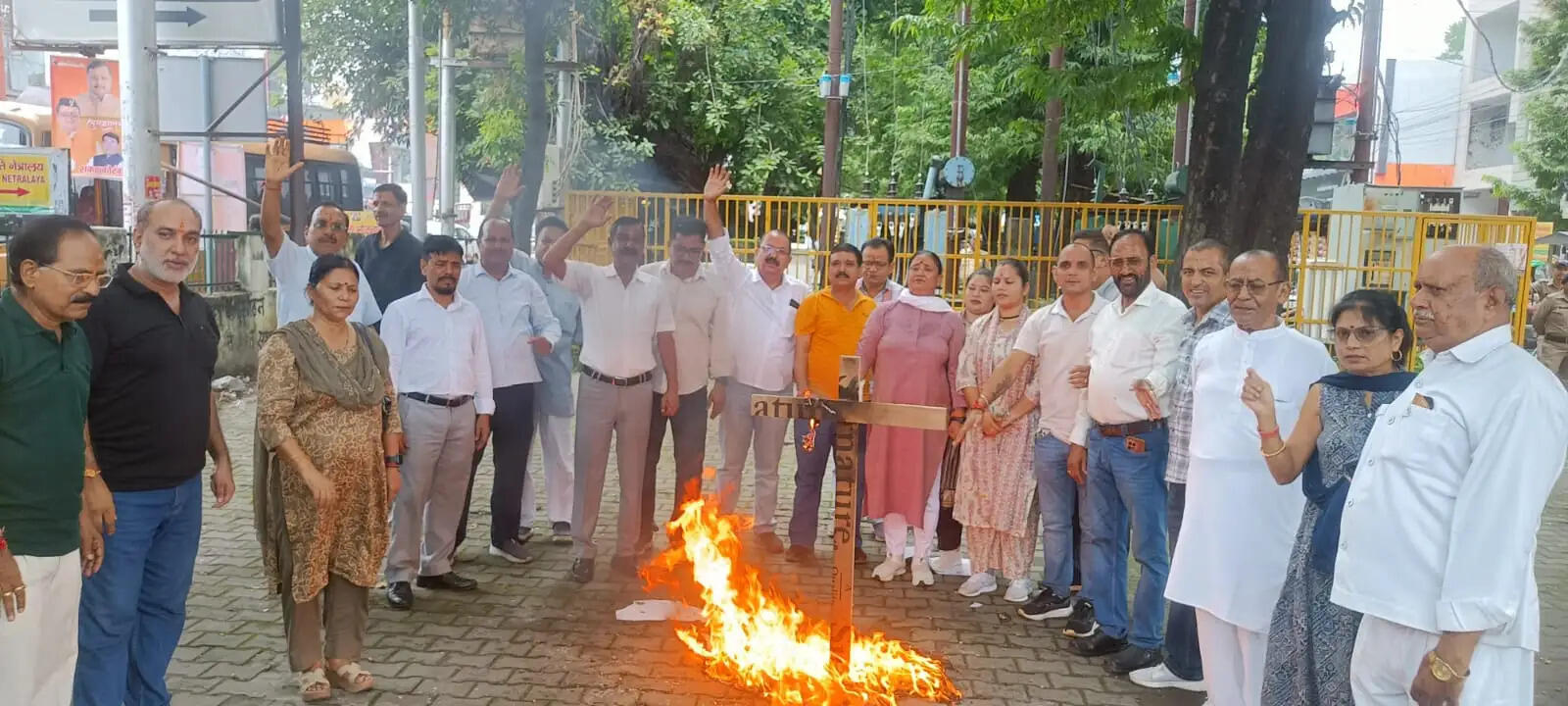 राहुल गांधी पर टिप्पणी के विरोध में कांग्रेस का प्रदर्शन