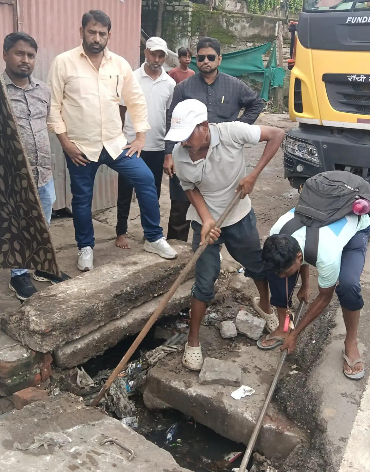 करबला टैंक रोड पर चला सफाई अभियान, जाम नाले की सफाई से बहाल हुई जल निकासी व्यवस्था