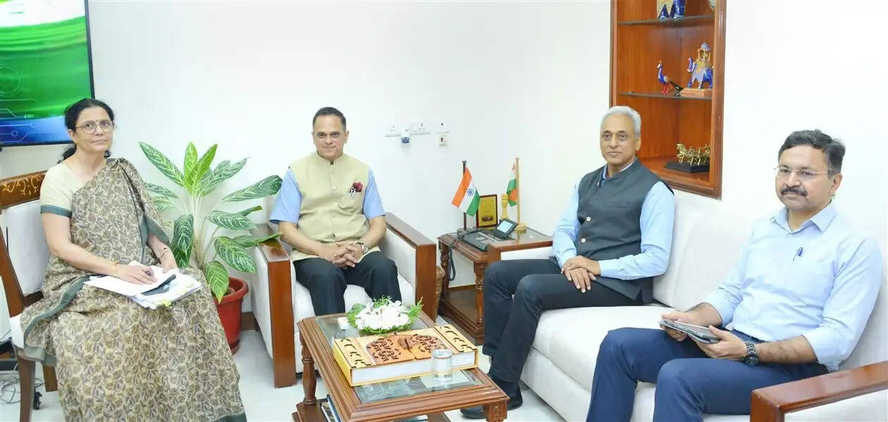 मुख्य सचिव ने पीएफआरडीए के अध्यक्ष शिवसुब्रमण्यन रमण से की भेंट