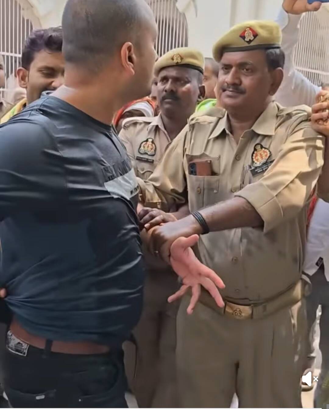 चिकित्सकों की गिरफ्तारी के लिए युवक ने किया आत्मदाह का प्रयास