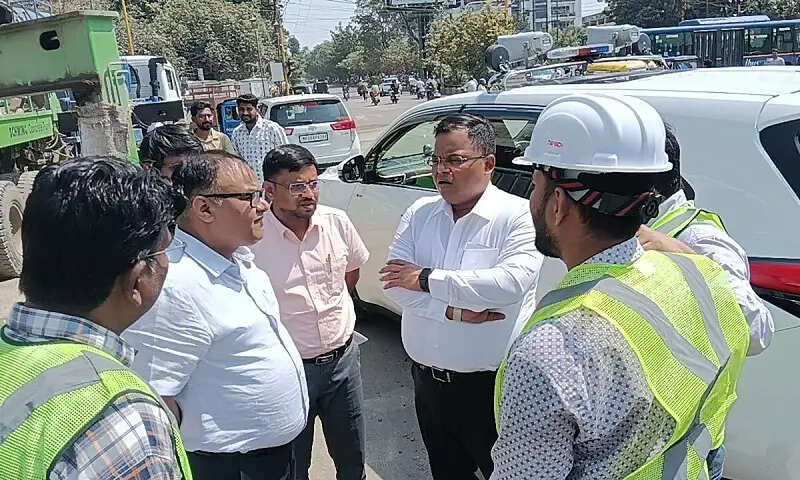 इंदौरः संभागायुक्त और कलेक्टर ने किया एलिवेटेड कॉरिडोर का निरीक्षण