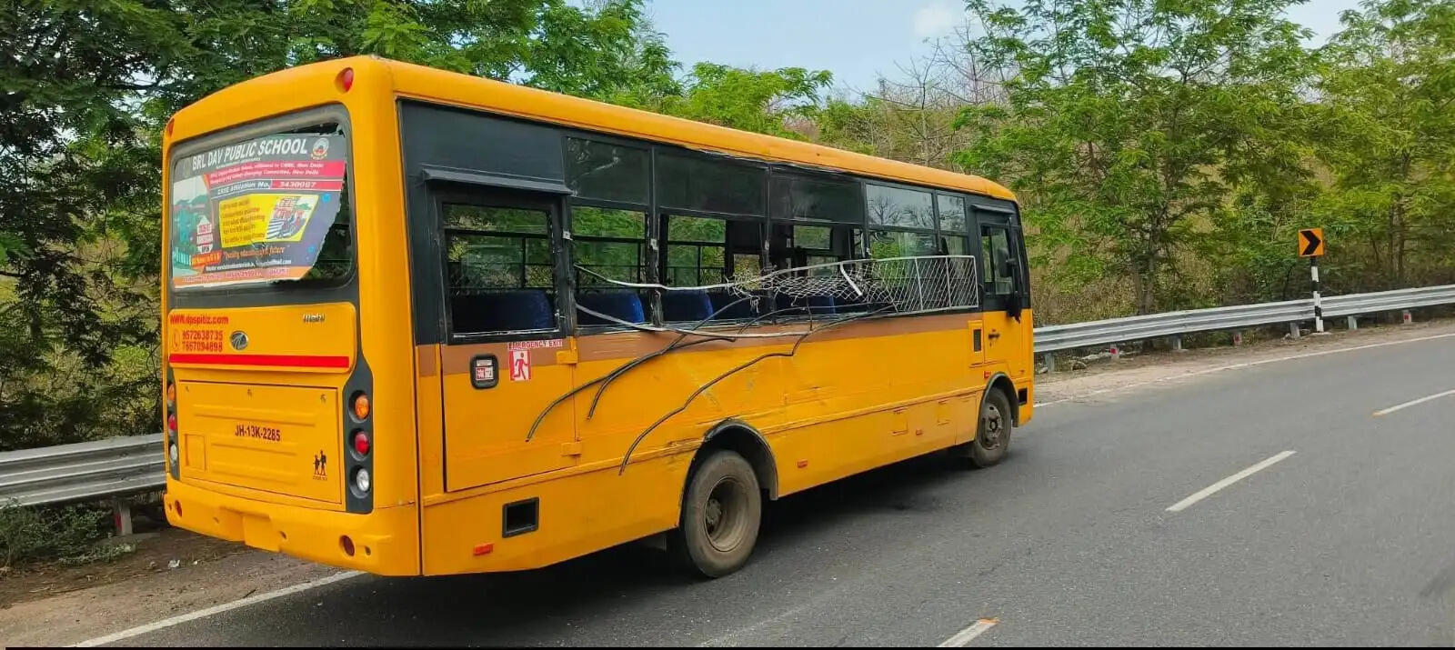 स्कूल बस और हाईवा की टक्कर में दर्जनों बच्चे घायल