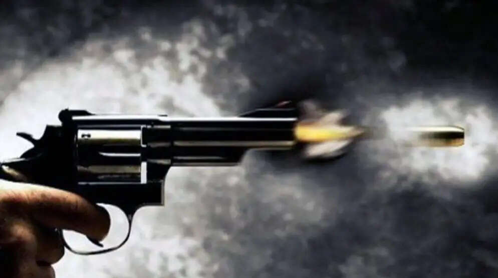 मारपीट के बाद हुई फायरिंग में एक युवक गंभीर रूप से घायल