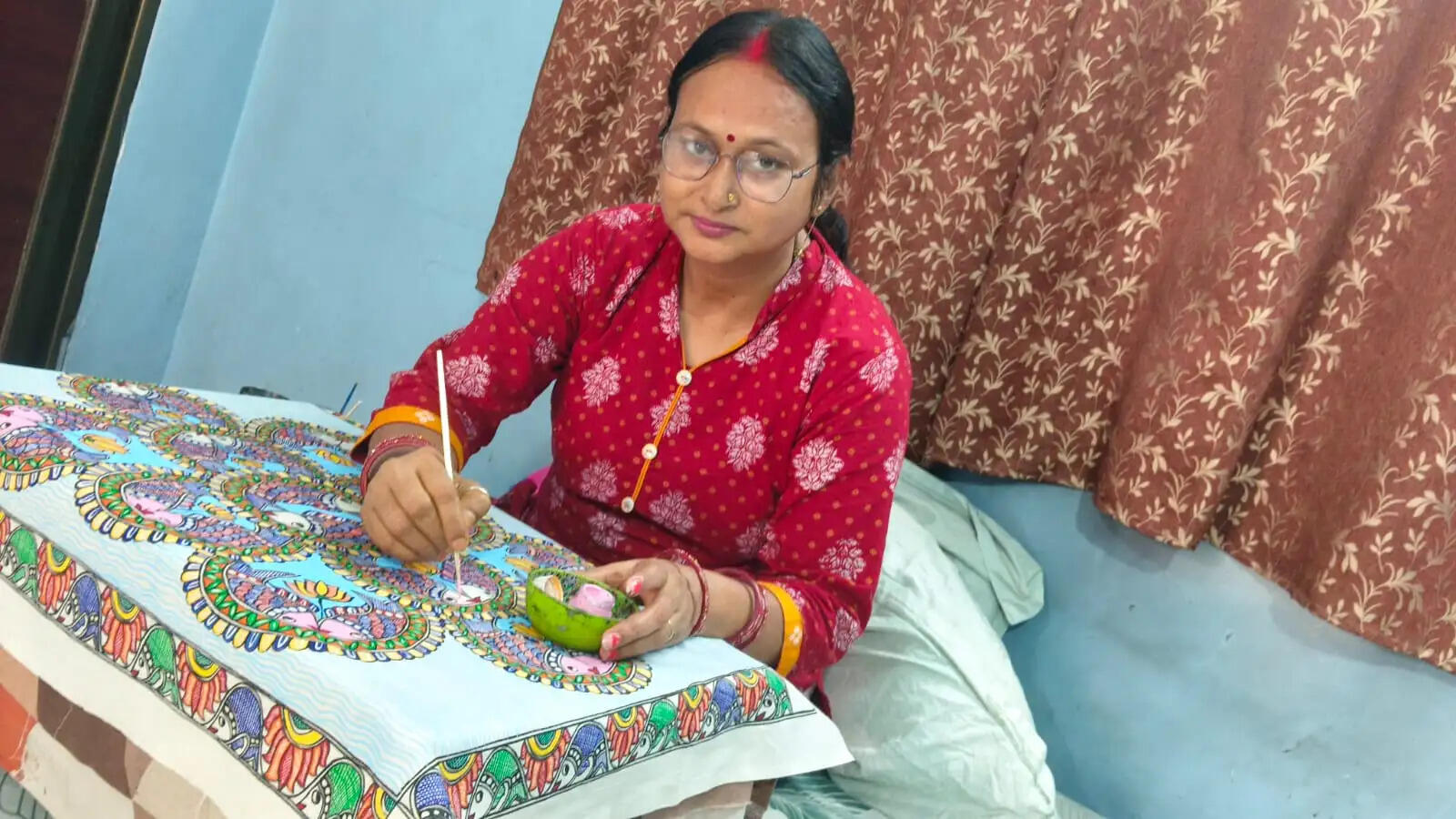 जिले में जीवंत हो रही मिथिला की विरासत, अर्चना मिश्रा बेटियों को सिखा रहीं परंपरागत पेंटिंग का हुनर