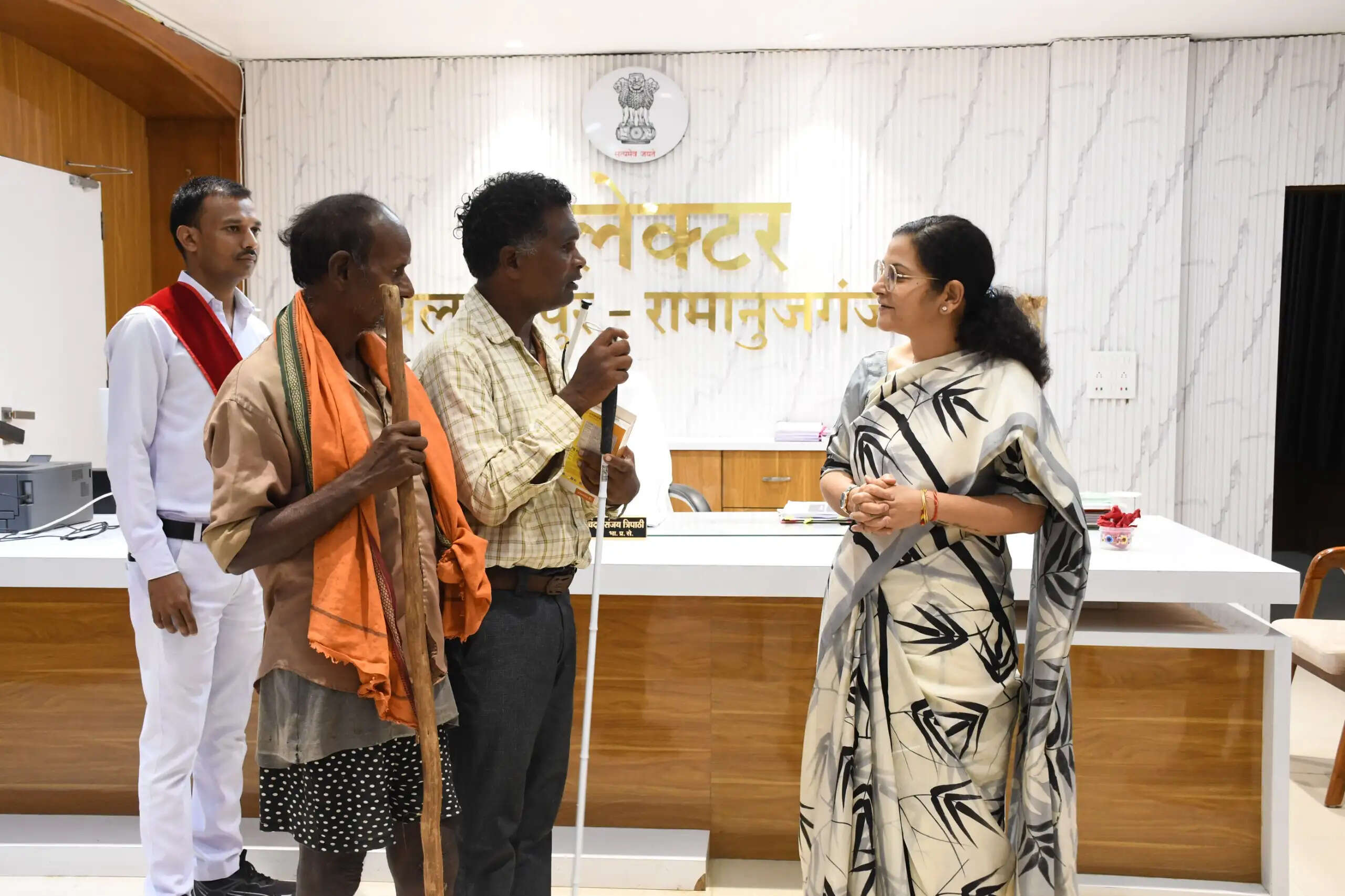 बलरामपुर : जनदर्शन में दृष्टिबाधित युवक को मिली स्मार्ट केन और मोबाइल