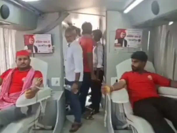 अखिलेश यादव के 53 वें जन्मदिन की पूर्व संध्या पर सपा कार्यकर्ताओं ने किया रक्तदान