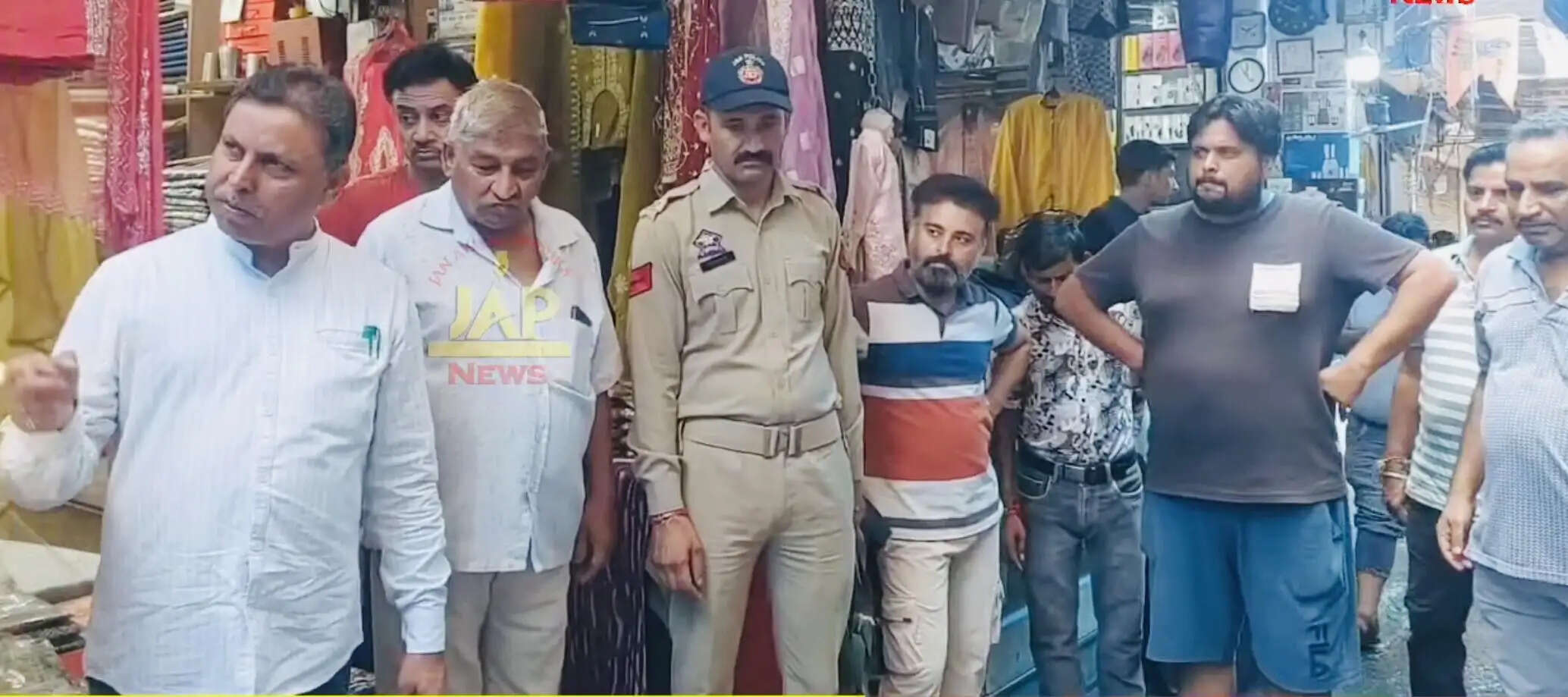 गंदे पानी से बेहाल मेन बाजार पहुंचे विधायक भारत भूषण-विभागों की कार्यप्रणाली पर उठाए सवाल, सफाई कार्य शुरू