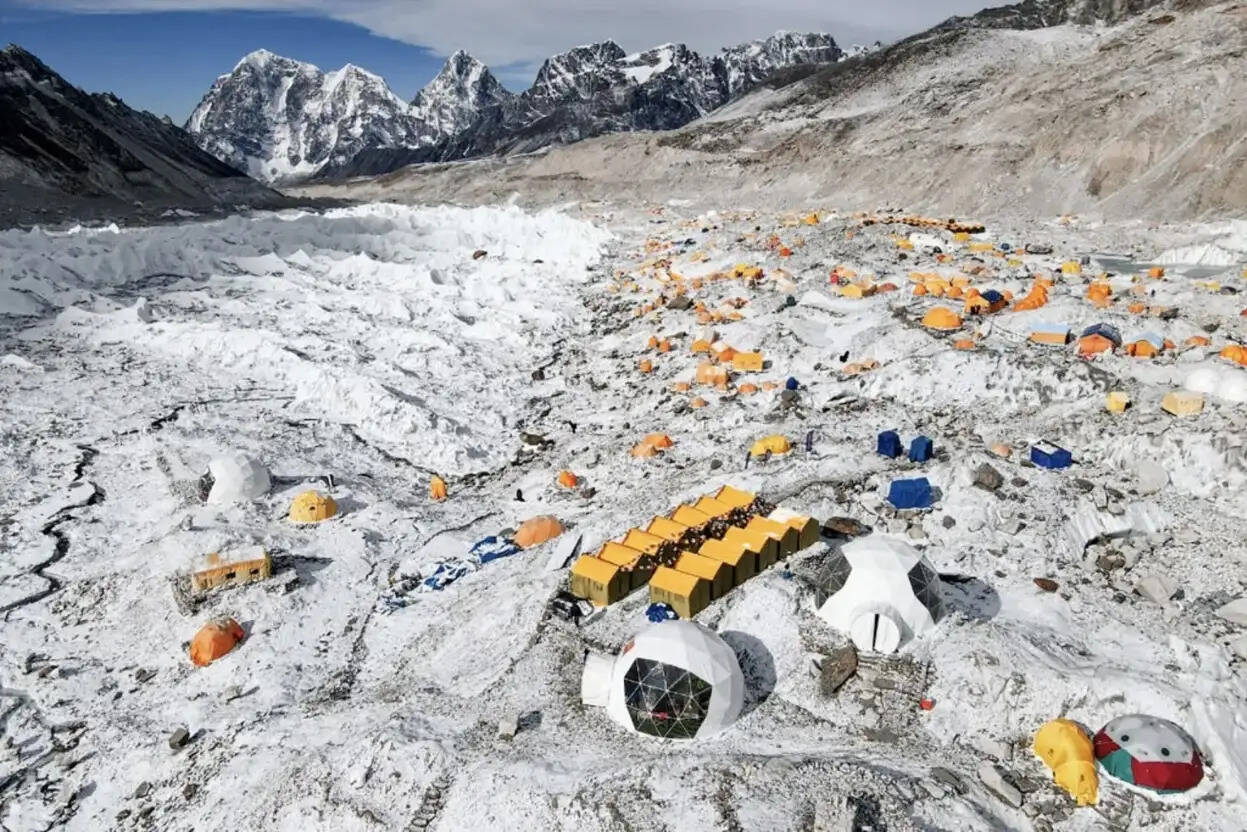 माउंट एवरेस्ट बेस कैंप में भारी बर्फबारी, सात विदेशी पर्यटकों का रेस्क्यू