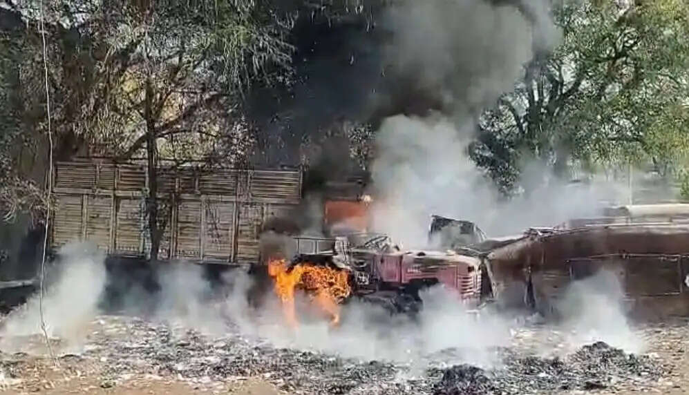 एसपी कार्यालय परिसर में रखी जब्त वाहनों में लगी भीषण आग