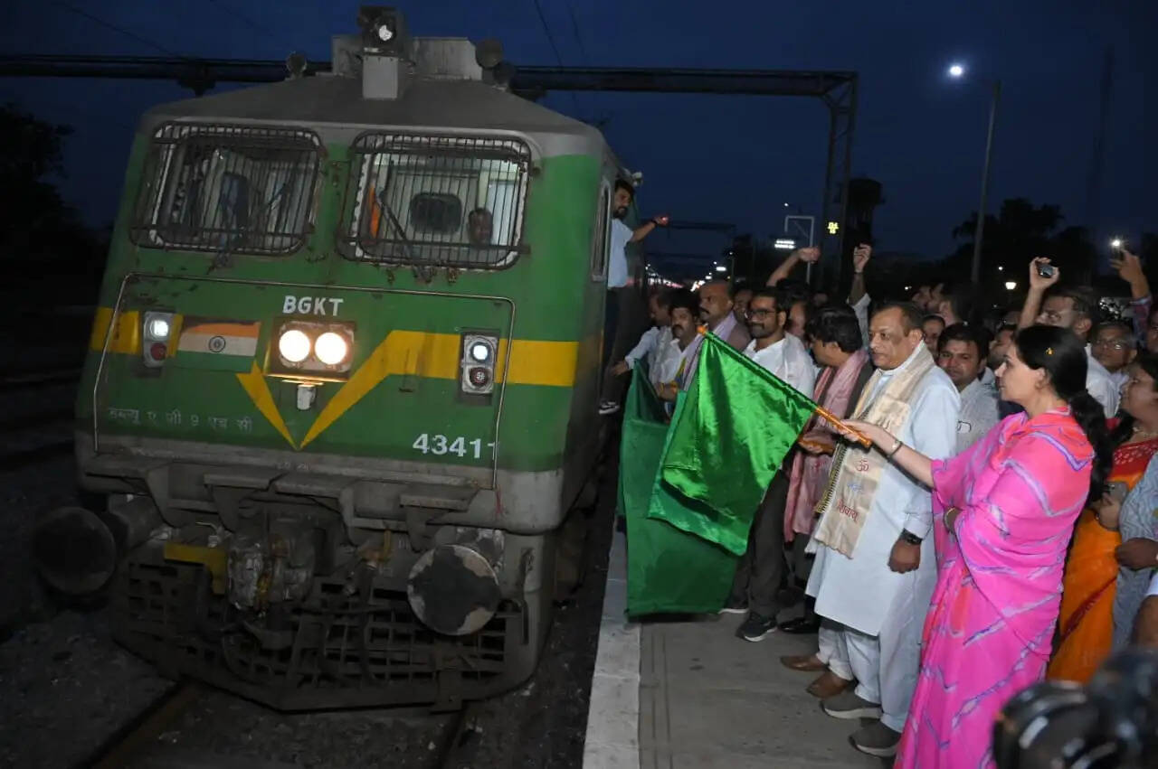 वरिष्ठ नागरिक तीर्थयात्रा योजना: जयपुर से ‘राजस्थान वाहिनी भारत गौरव ट्रेन’ रवाना