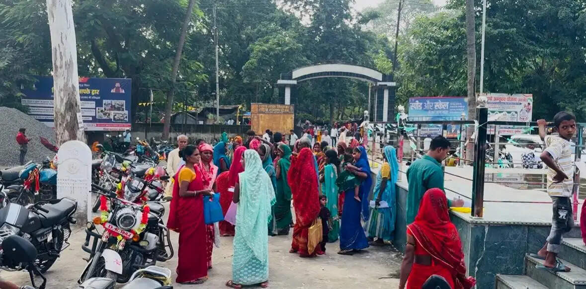 अभियान बसेरा के तहत 3 डिसमिल जमीन के लिए आवेदन का अंतिम दिन, पिपरा अंचल में उमड़ी भीड़