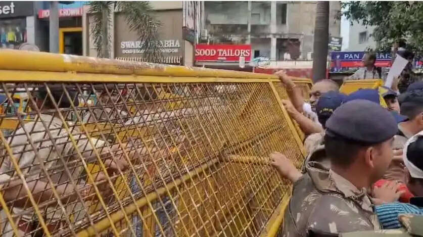 भोपाल में निगम की सीलिंग कार्रवाई के खिलाफ सड़कों पर उतरे व्यापारी, जमकर की नारेबाजी, पुलिस से हुई धक्का-मुक्की