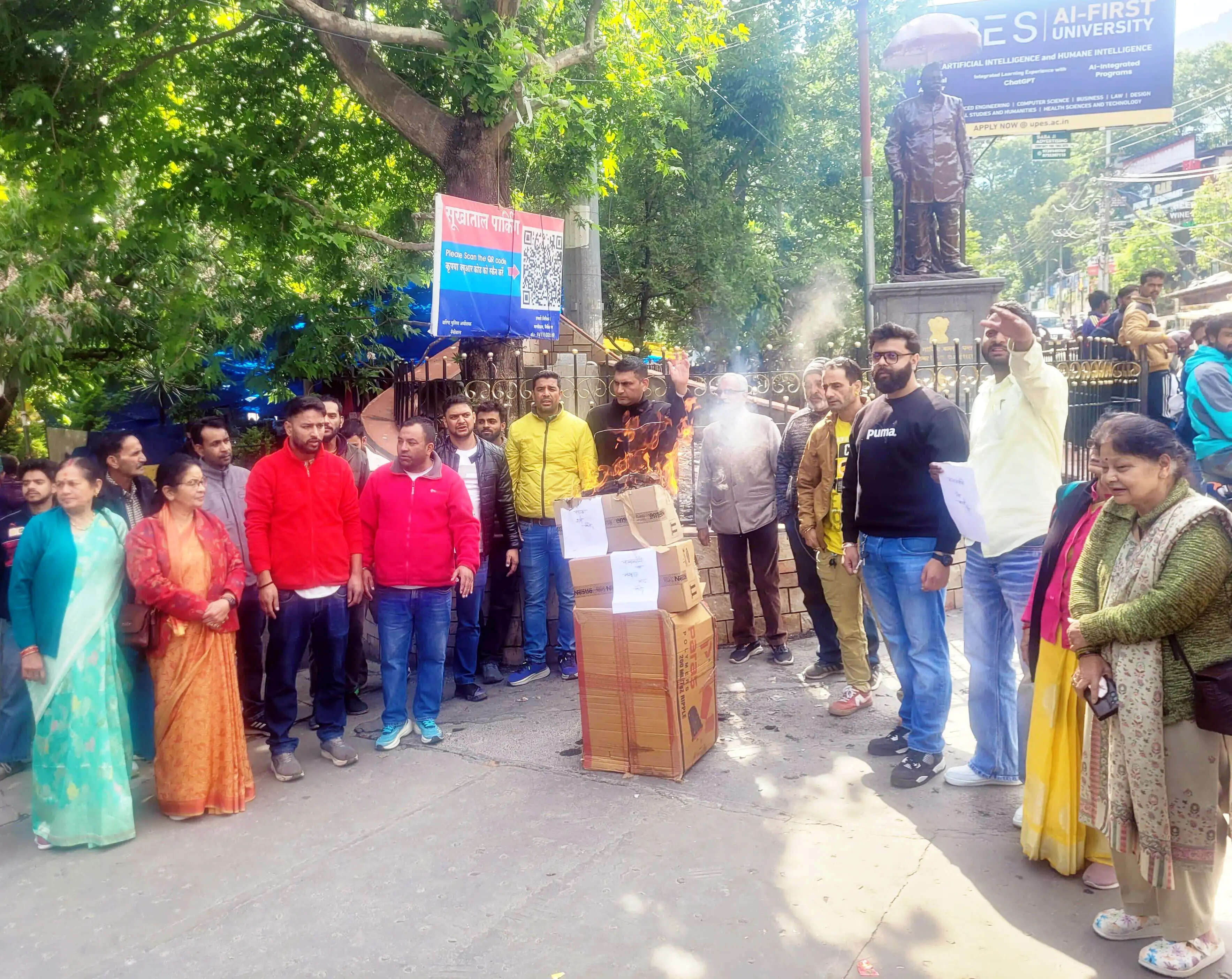 चम्पावत की घटना के विरोध में कांग्रेस कार्यकर्ताओं ने फूंका प्रदेश सरकार का पुतला