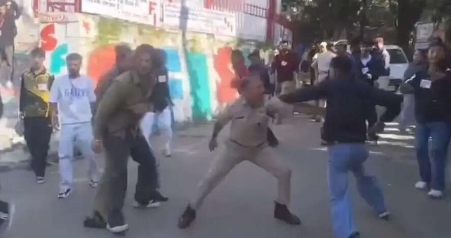 हिमाचल विश्वविद्यालय में एसएफआई-एबीवीपी कार्यकर्ताओं में झड़प, पांच छात्र गिरफ्तार