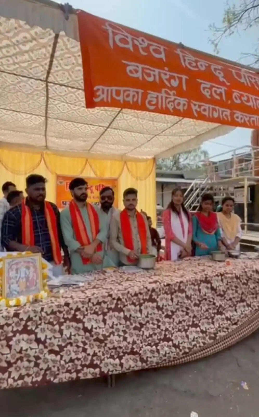 राजगढ़ःविहिप ने आरोग्य की कामना के साथ नीम मिश्री का किया वितरण