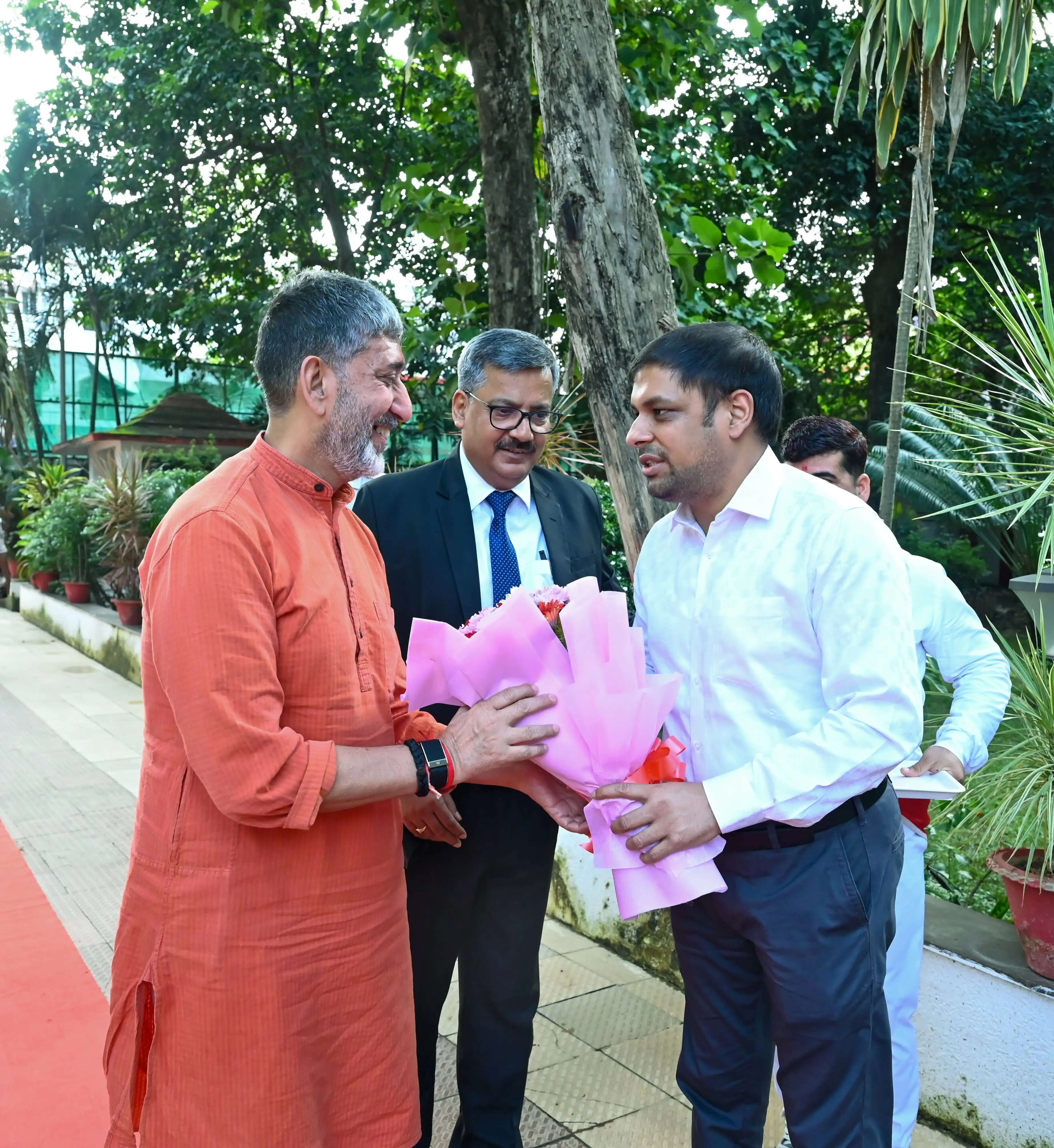 उच्चतम न्यायालय के न्यायाधीश पहुंचे देवघर, अधिकारियों ने किया स्वागत
