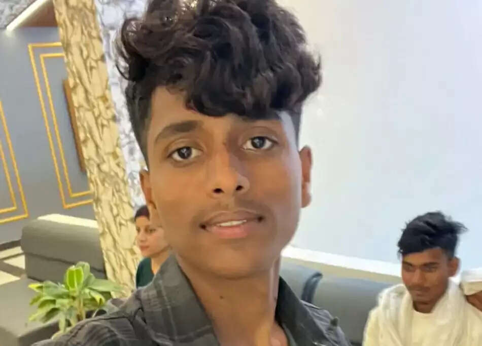 पूर्वांचल एक्सप्रेस वे पर तेज़ रफ़्तार कंटेनर ने बस में मारी टक्कर, किशोर की मौत, छह घायल