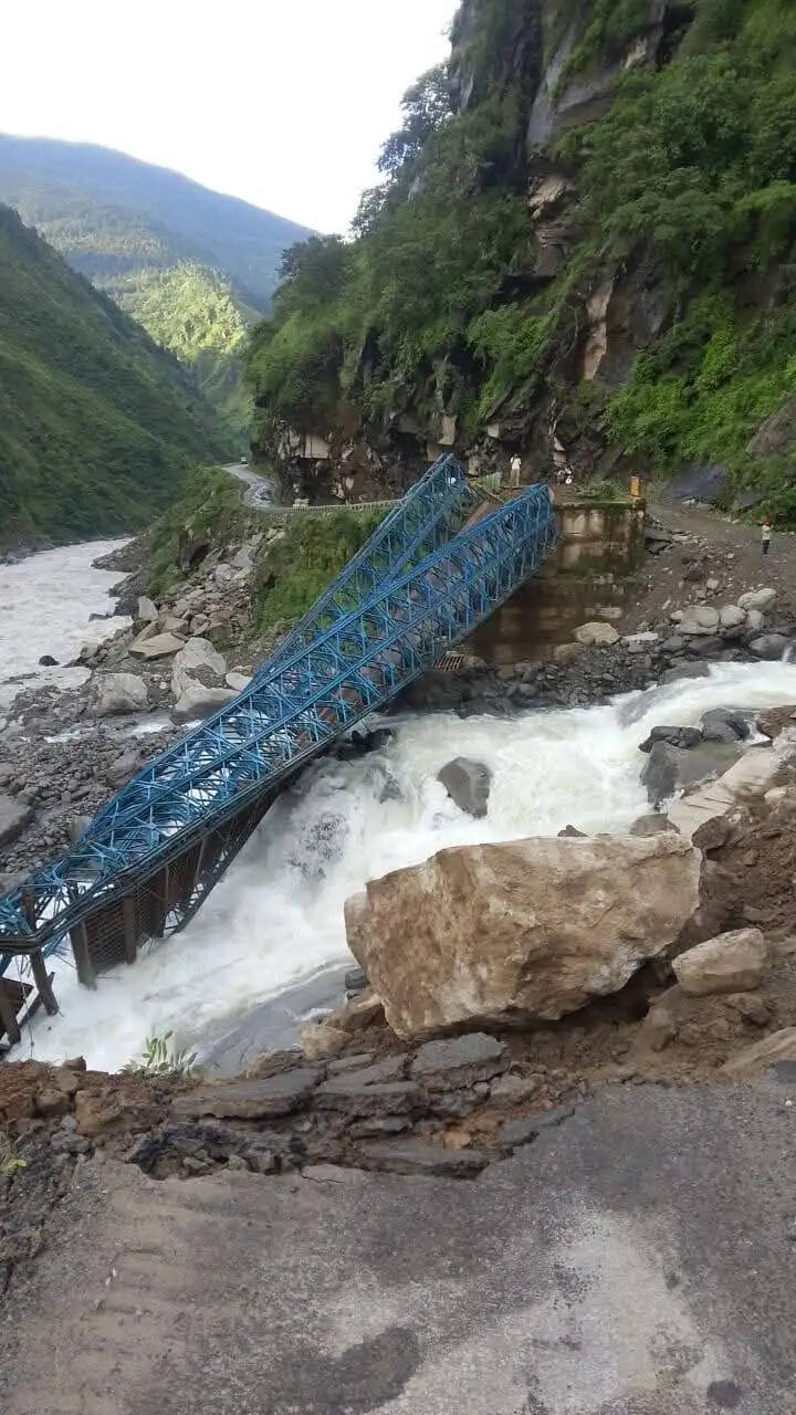 कुलागाड़ में वैली ब्रिज टूटा, सीमांत क्षेत्र का संपर्क कटा