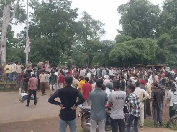 रायसेन में खाद-टोकन को लेकर किसानों का चक्काजाम,&nbsp;सड़क पर लेटकर जताया विरोध