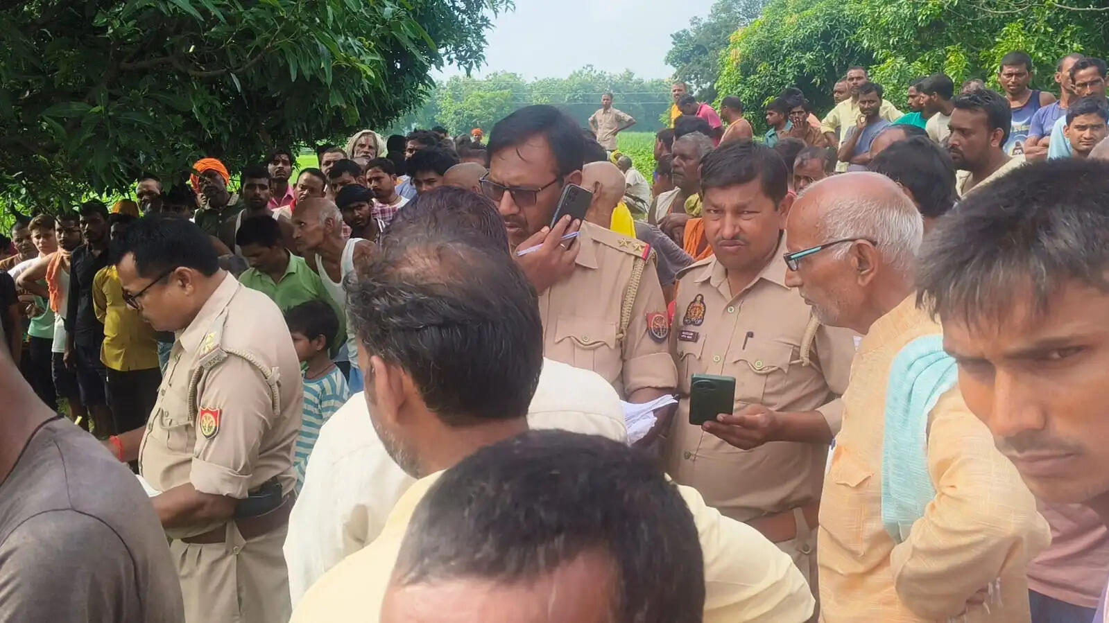 आम के पेड़ से लटकता मिला युवक का शव, आत्महत्या की आशंका