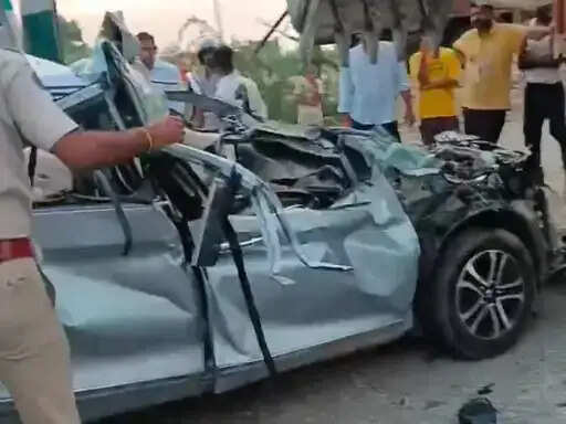 खड़े ट्रक से भिड़ी एक्सयूवी, एक की मौत