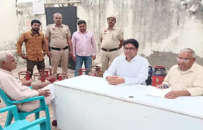 नारनौलः एलपीजी पर प्रशासन की सख्ती, छापेमारी में आठ अवैध सिलेंडर जब्त