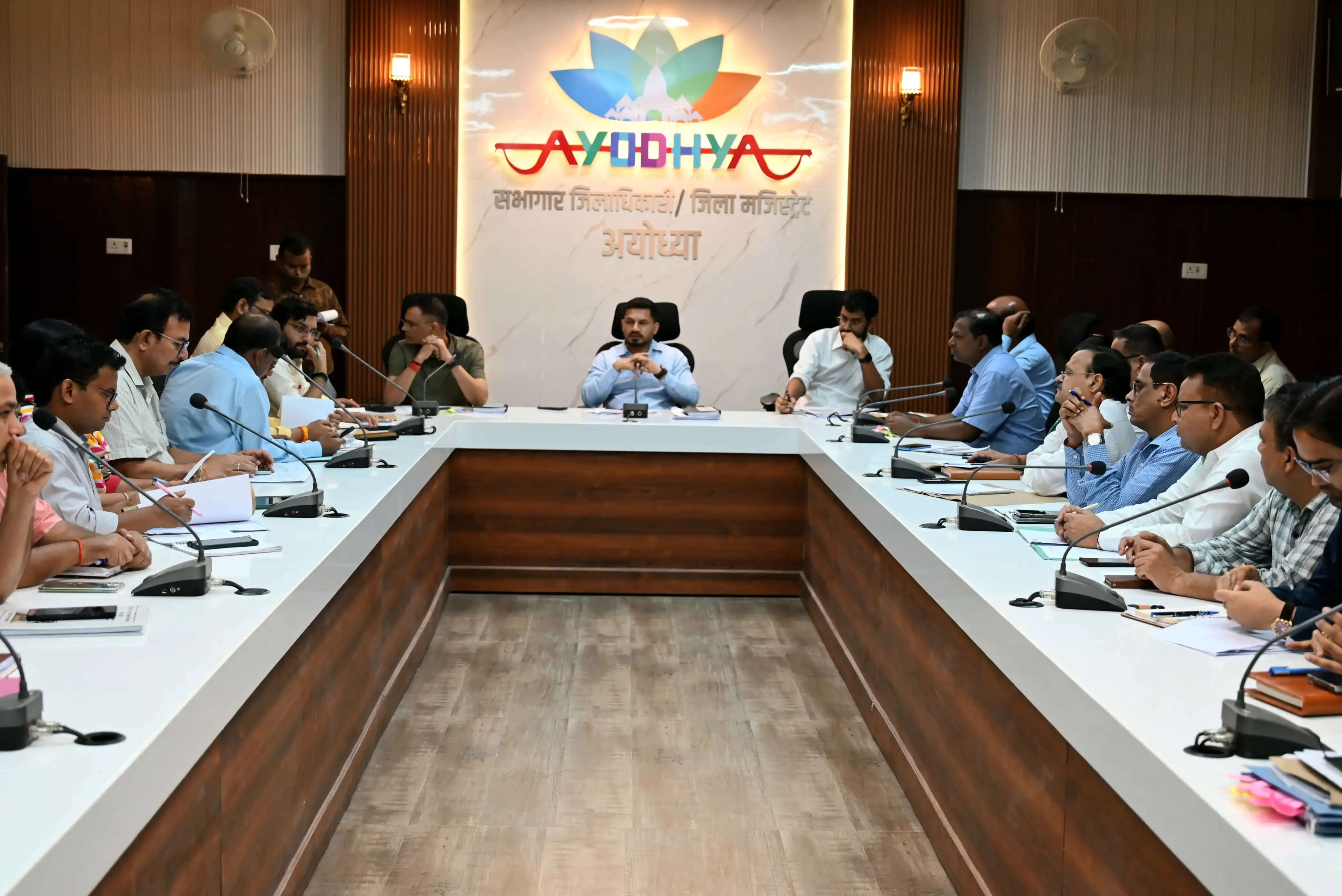 जिलाधिकारी ने&nbsp;दीपोत्सव को भव्य, दिव्य एवं सुव्यवस्थित ढंग से संपन्न कराने के लिए समयबद्ध रूप से सभी व्यवस्थाएं पूर्ण करने के दिए निर्देश