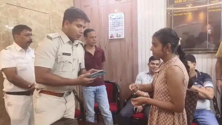 पुलिस ने बरामद किए 42 गुम और चोरी हुए मोबाइल, मालिकों को लौटाए