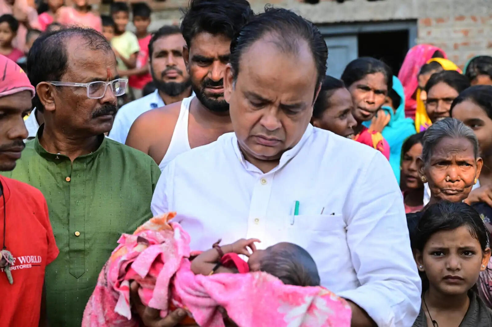 मां के निधन के बाद बेसहारा हुए मासूम की स्वास्थ्य मंत्री डॉ. इरफान अंसारी ने उठाई जिम्मेदारी