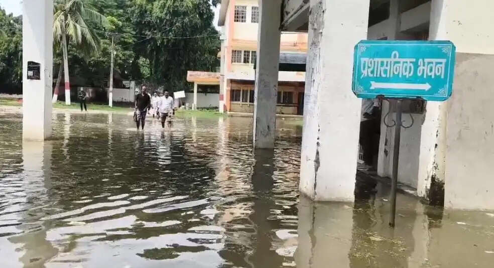 गंगा के उफान से टीएमबीयू परिसर जलमग्न; हॉस्टल खाली, पठन-पाठन ठप