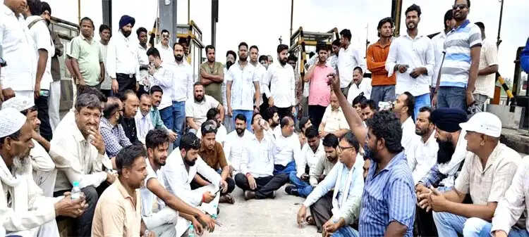 बहादराबाद टोल प्लाजा पर घेराव के बाद स्थानीय लोगों को राहत
